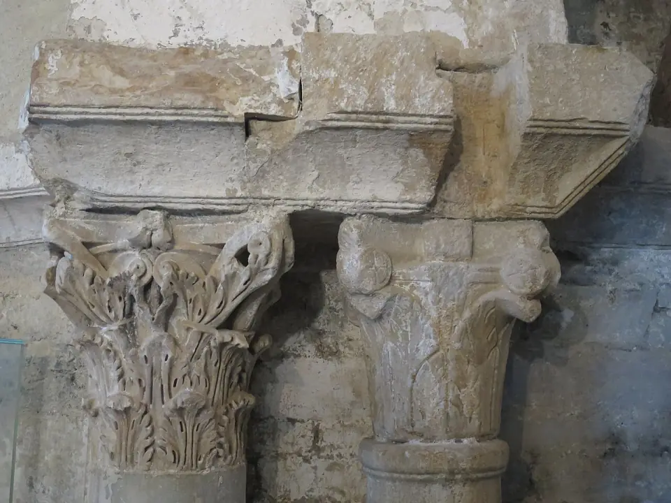 Chapiteaux romain et roman rapprochés dans l'église de Saint-Bertrand-de-Comminges