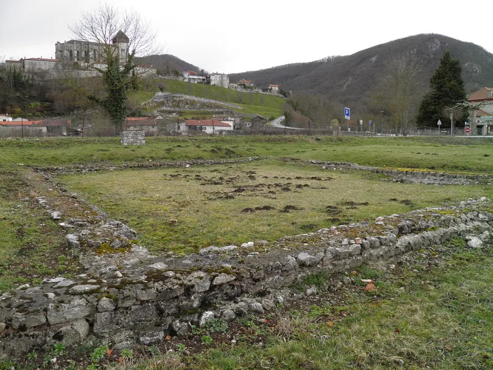 Le forum de Lugdunum des Convènes en hiver, avec la cathédrale de Saint-Bertrand à l'arrière-plan
