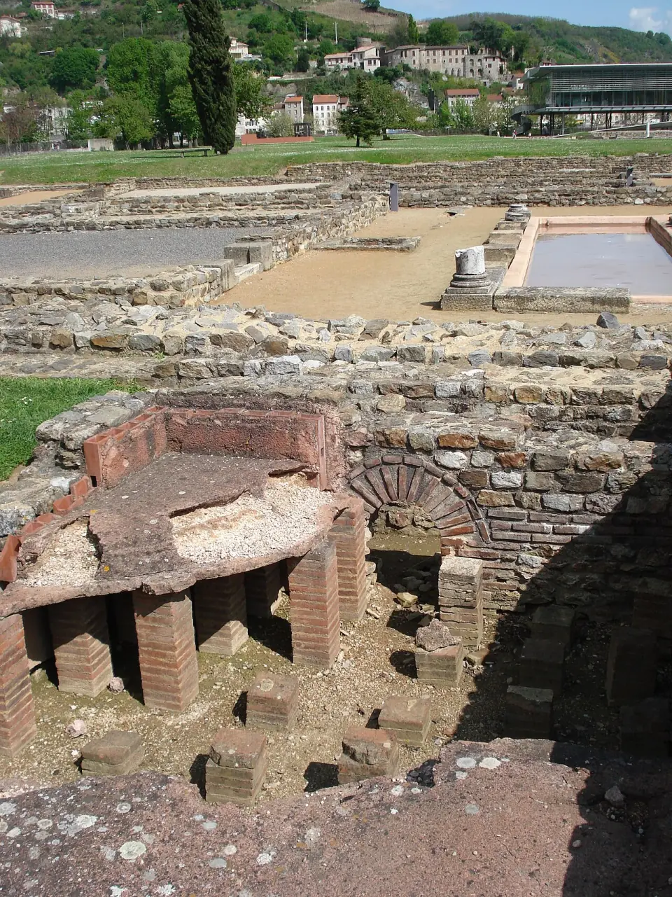 Vestiges du site gallo-romain de Saint-Romain-en-Gal, avec les piliers de brique d'un chauffage par le sol