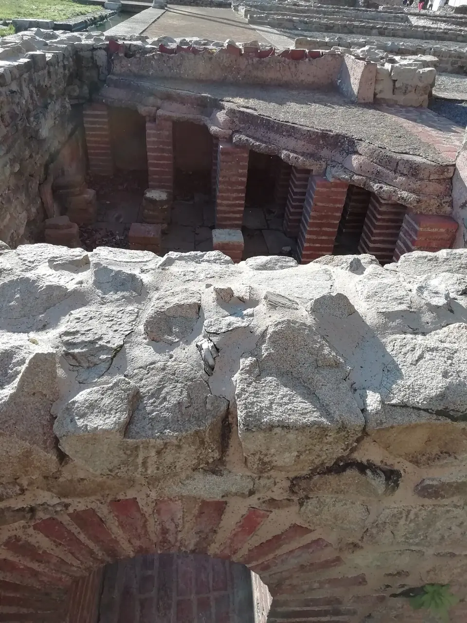 Détail des thermes de Saint-Romain-en-Gal : briques de l'hypocauste et entrée d'air sous une pièce