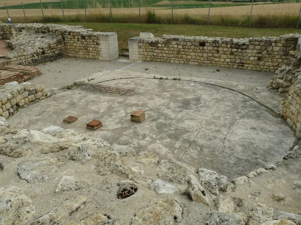 Ruines des thermes gallo-romains du Fâ à Barzan, avec salle chaude et murs de pierre