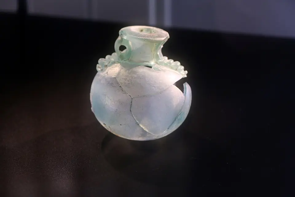 Aryballe en verre découvert lors des fouilles du quartier voisin des thermes de Barzan