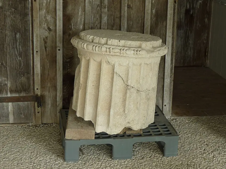 Sommet d'une colonne cannelée gallo-romaine, vestige conservé sur le site du Fâ, à Barzan