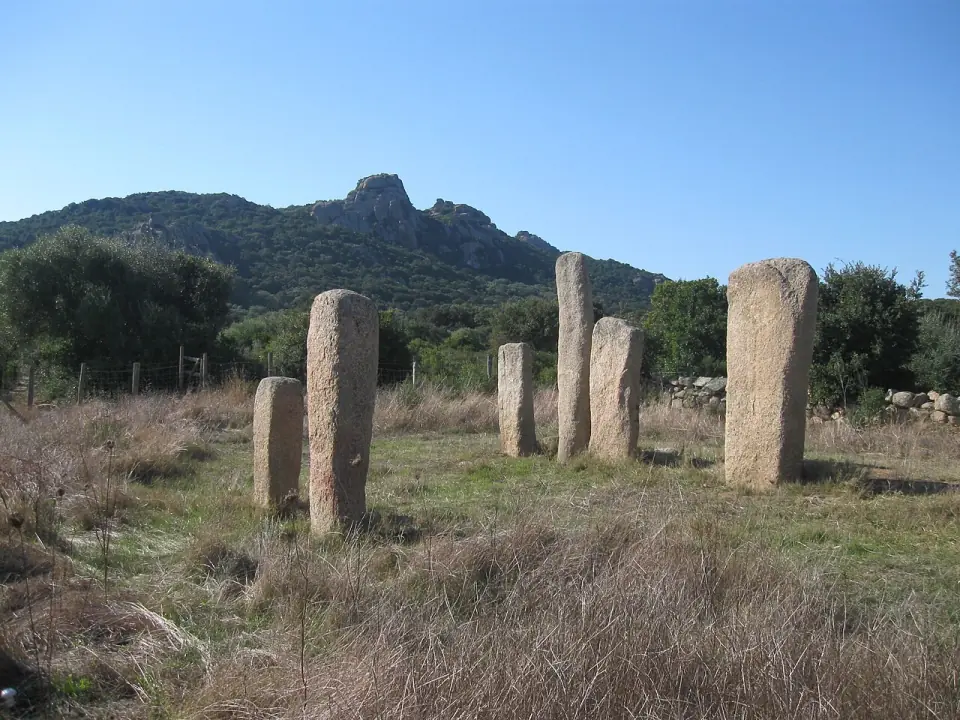 Menhirs d'I Stantari à Cauria, devant un relief granitique et un ciel bleu, près de Sartène