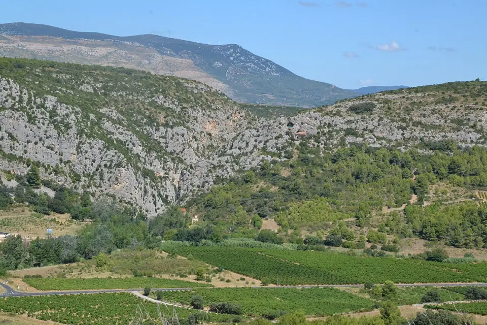 La Caune de l'Arago dans la cluse du Verdouble à Tautavel, avec la montagne de Tauch au fond