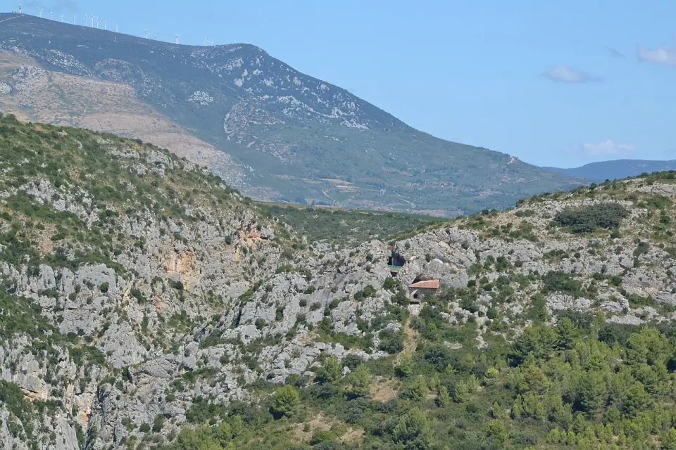 Falaise de la Caune de l'Arago dominant la vallée du Verdouble, Pyrénées-Orientales
