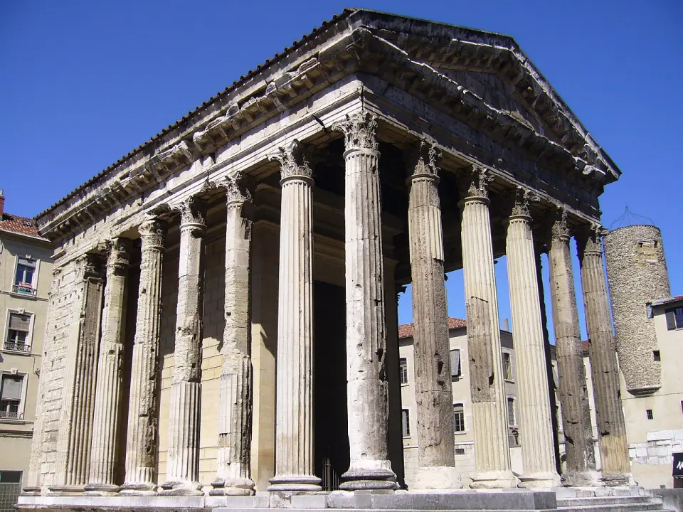 Le temple romain de Vienne sur sa place
