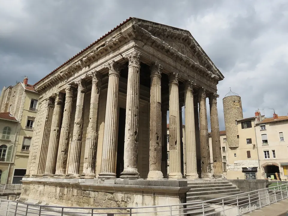 Monument romain du centre de Vienne, dédié au culte impérial