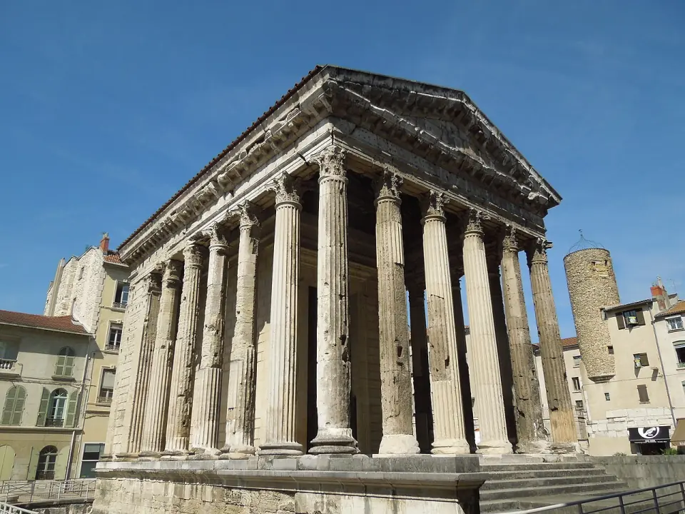 Façade à colonnes corinthiennes du temple romain dédié à Auguste et Livie, à Vienne