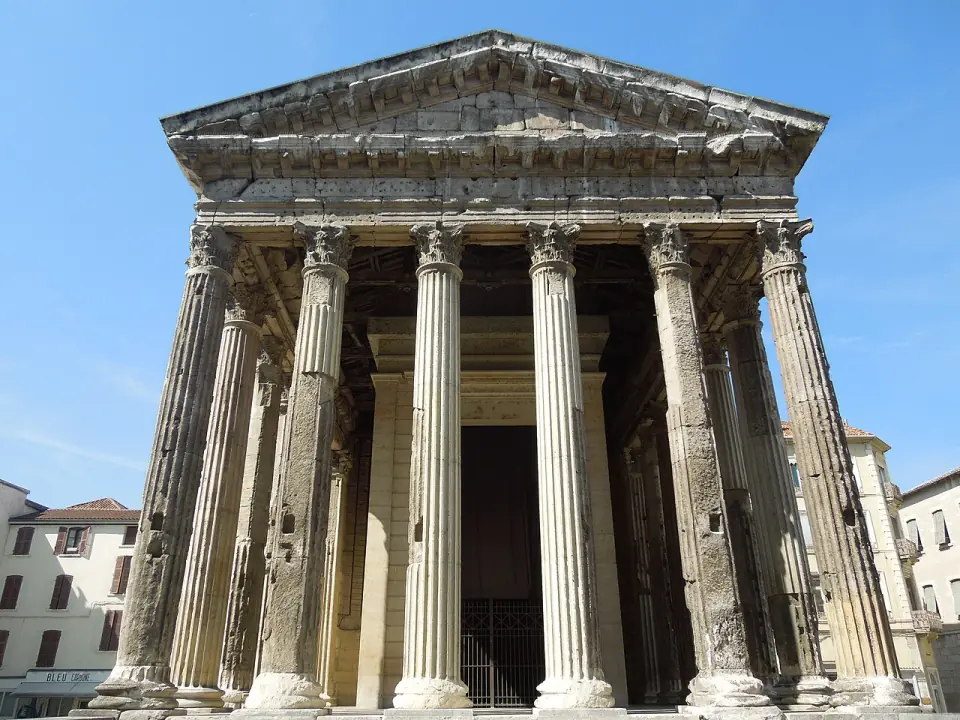 Le temple romain de Vienne vu de côté, avec ses colonnes cannelées