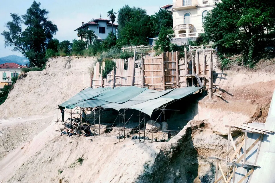 Chantier de fouilles de sauvetage de Terra Amata à Nice en 1966
