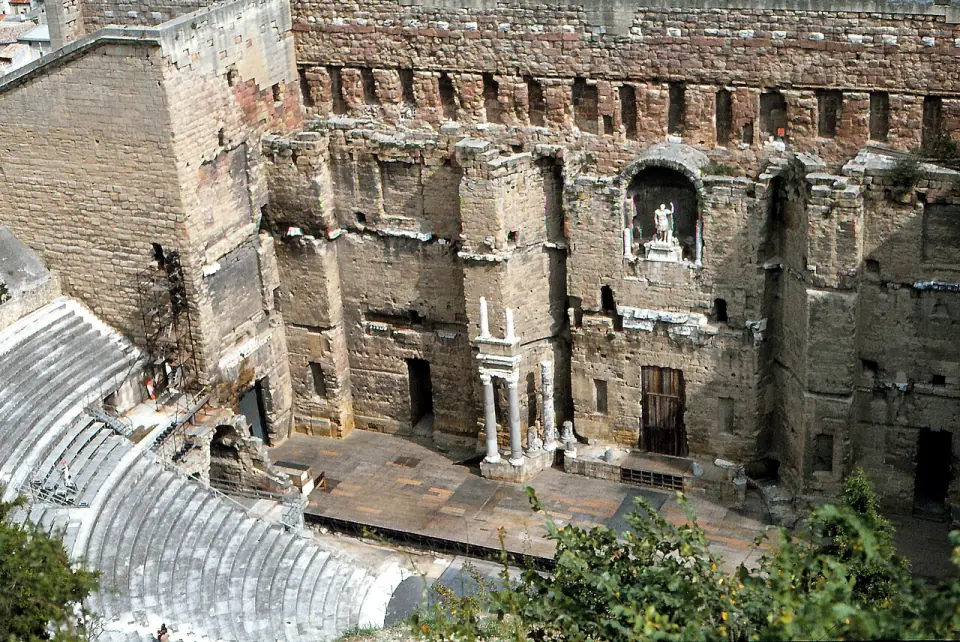 Mur de scène du théâtre antique d'Orange, avec ses niches et la statue centrale