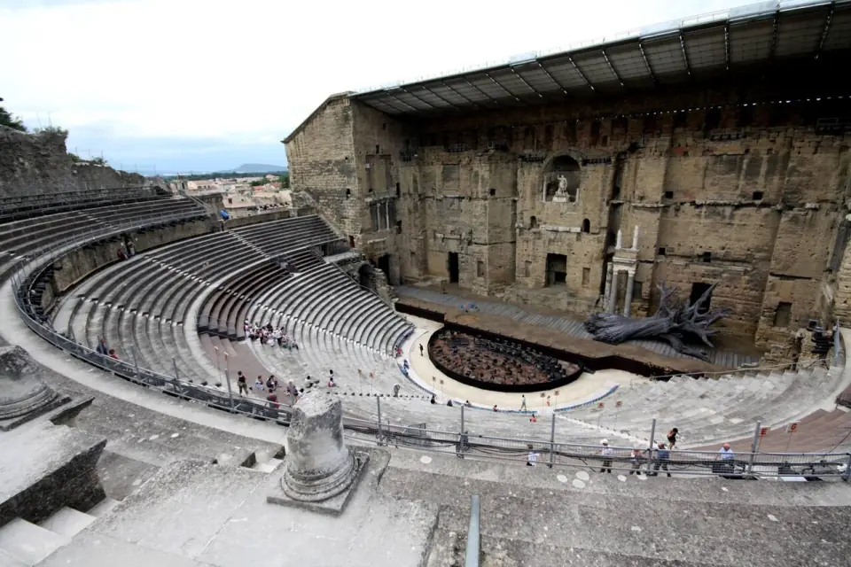 Cavea et mur de scène du théâtre antique d'Orange, sous son toit de verre et de métal