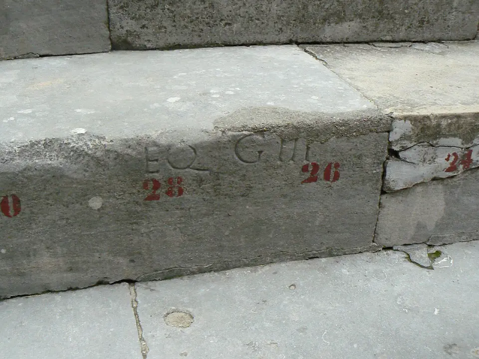 Gradin de pierre du théâtre d'Orange portant l'inscription EQ G III, réservé aux chevaliers