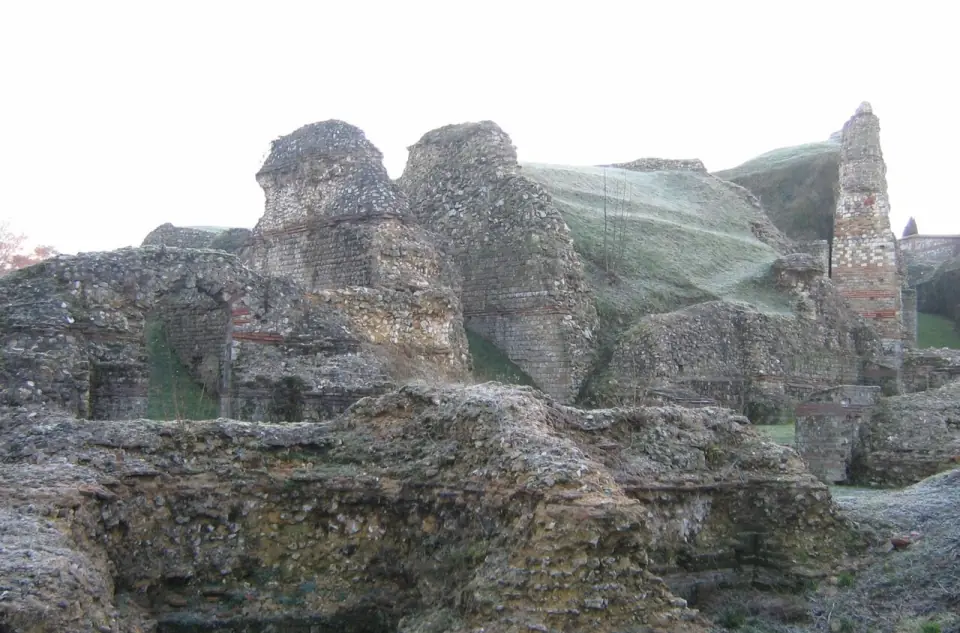 Pans de maçonnerie du théâtre de Lillebonne, avec leurs bandes de briques et le givre sur l'herbe