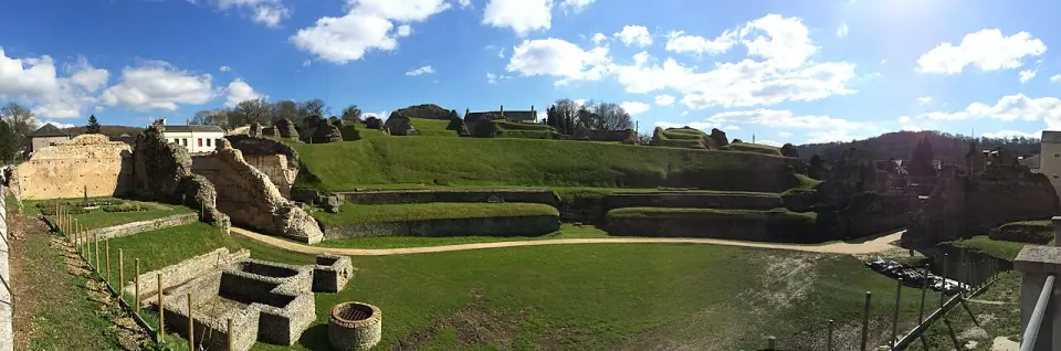 Vue panoramique du théâtre gallo-romain de Lillebonne, avec ses gradins engazonnés et l'arène