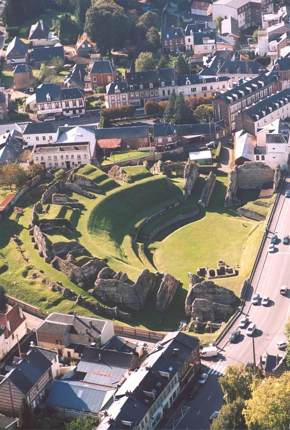 Vue aérienne du théâtre antique de Lillebonne, avec la cavea en arc de cercle au milieu des maisons