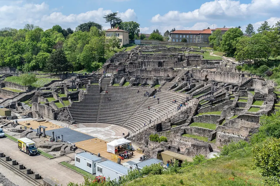Vue d'ensemble du théâtre romain de Fourvière, avec ses gradins en demi-cercle sur le versant de la colline