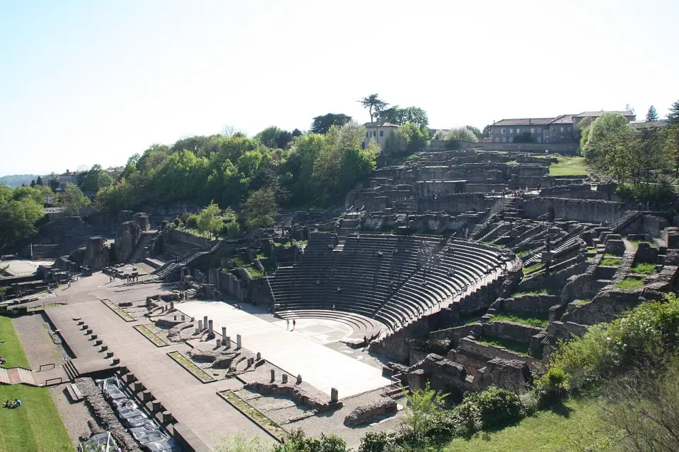 Le grand théâtre antique de Lyon et, à gauche, l'odéon, vus depuis les hauteurs