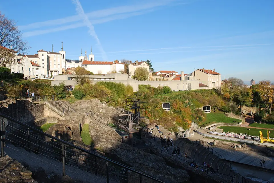 Gradins du théâtre antique de Lyon, dominés par les bâtiments de la colline de Fourvière