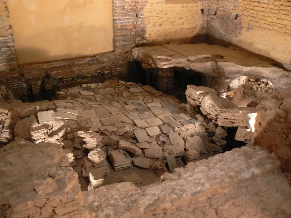 Salle chaude des thermes d'Entrammes, au sol effondré laissant voir l'hypocauste