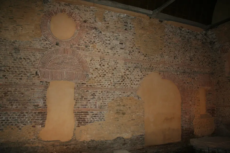 Mur romain de briques et de petits moellons des thermes d'Entrammes, avec arcs et oculus, à l'intérieur de l'église