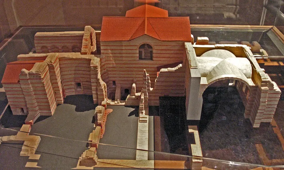 Maquette des thermes de Cluny dans une vitrine, avec ses toits de tuiles et ses voûtes