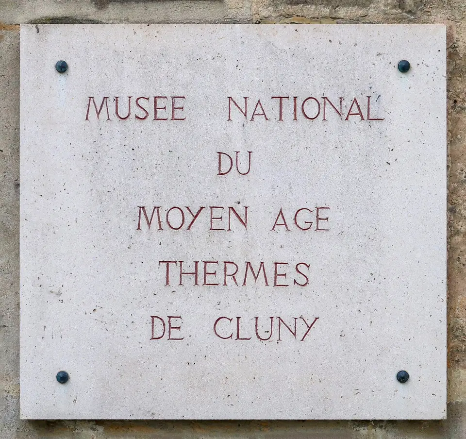 Plaque de pierre indiquant le musée national du Moyen Âge et les thermes de Cluny