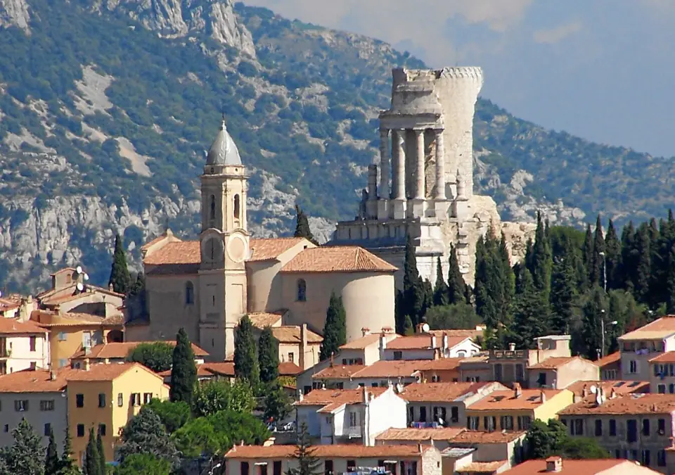 Le village de La Turbie, son clocher et la rotonde à colonnes du Trophée des Alpes sur la montagne