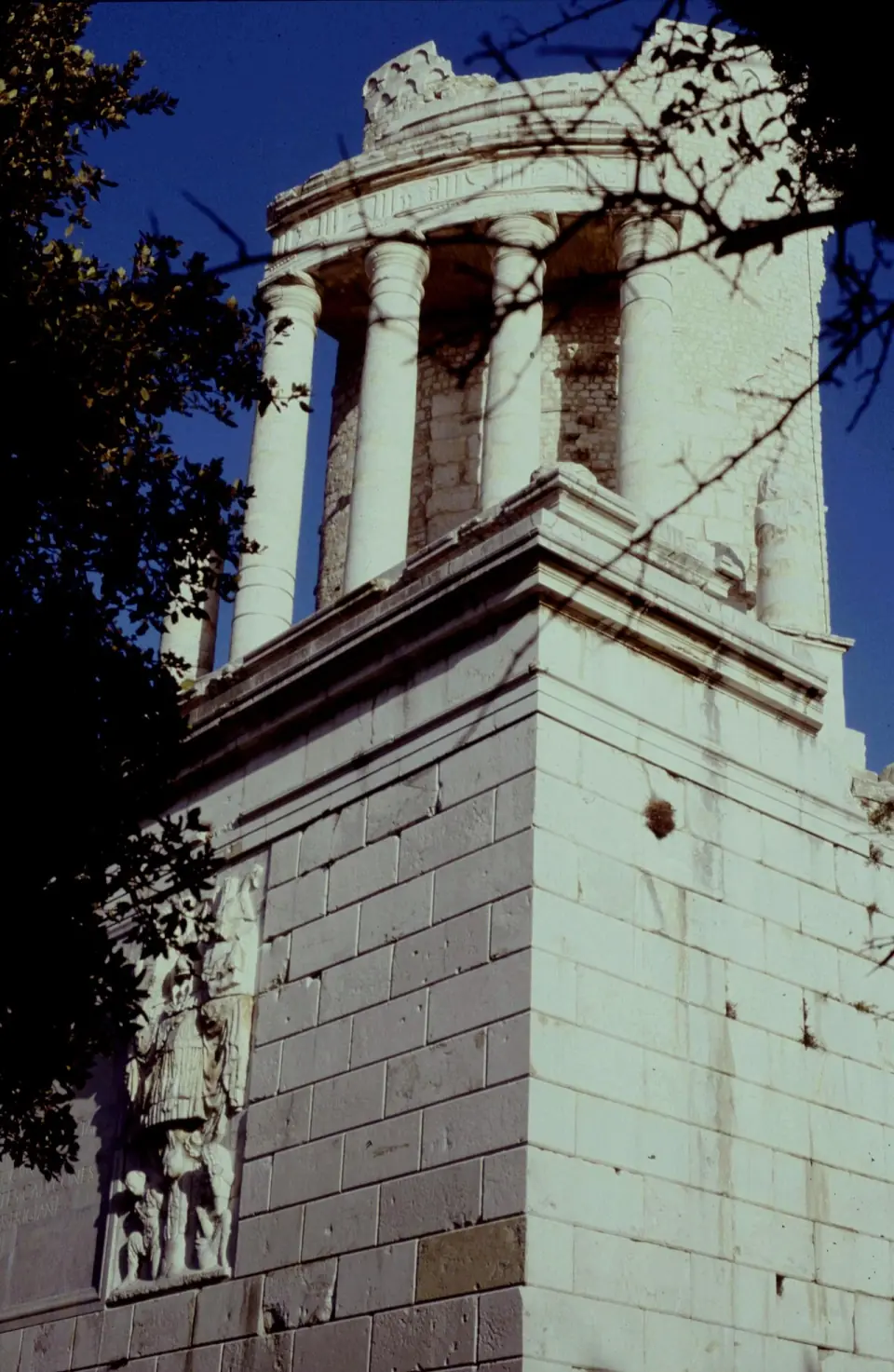 Rotonde à colonnes du Trophée des Alpes au-dessus de son haut socle de pierre