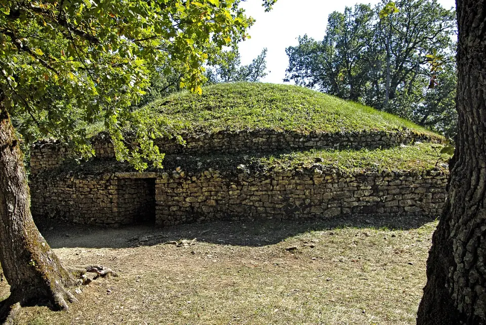 Le tumulus F2 de la nécropole néolithique de Bougon