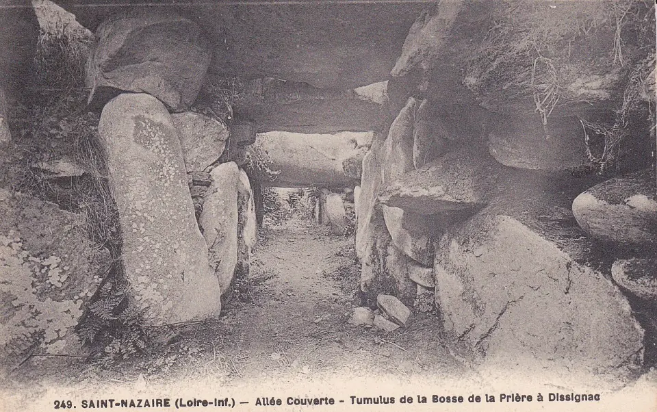 Carte postale ancienne montrant l'allée couverte du tumulus de Dissignac, bordée de grandes dalles