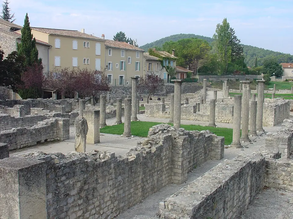 Vestiges gallo-romains de Vaison-la-Romaine avec colonnes, murs et maisons du village