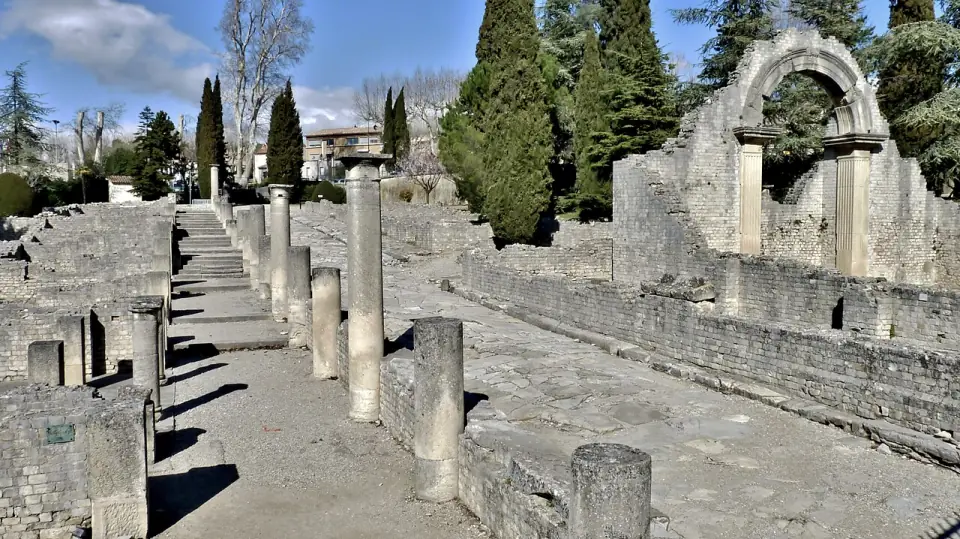 Rue commerçante antique de la Villasse à Vaison-la-Romaine, bordée de colonnes et d'une arche