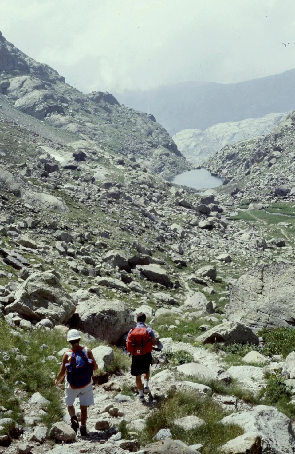 Lac de montagne dans la vallée des Merveilles, vue verticale