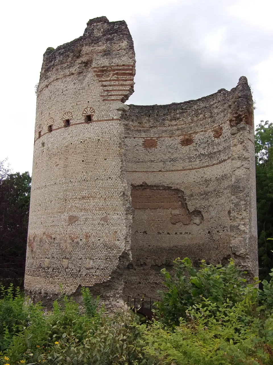 La tour de Vésone vue de près, avec sa brèche côté est, ses bandes de briques et ses petits arcs en éventail