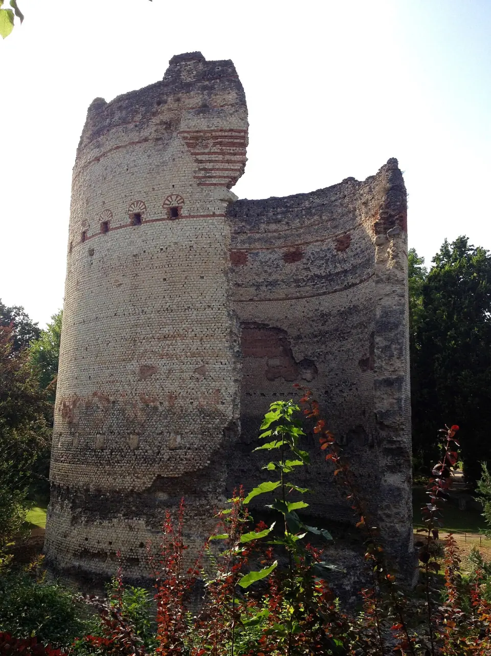 La tour de Vésone, vestige du temple de la déesse Vesunna, entourée de feuillages à Périgueux