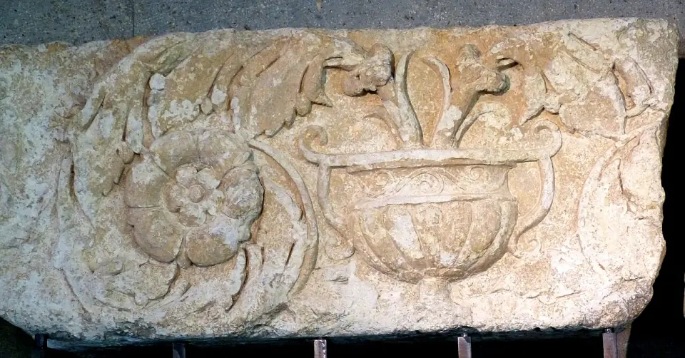 Frise antique du IIe siècle provenant du temple de Vesunna, ornée d'un vase à deux anses et d'une rosace