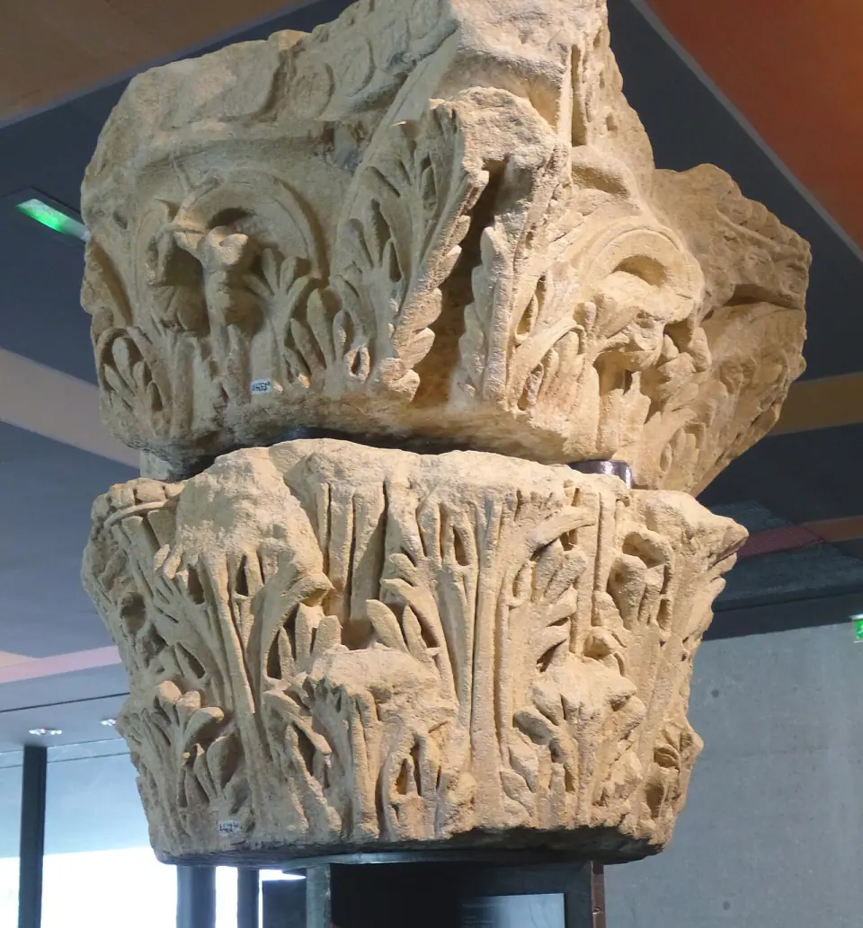 Chapiteaux corinthiens de l'époque romaine exposés au musée Vesunna de Périgueux