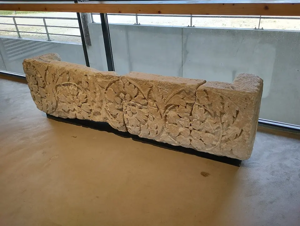 Sculpture antique de Vieux réutilisée comme sarcophage, exposée au musée