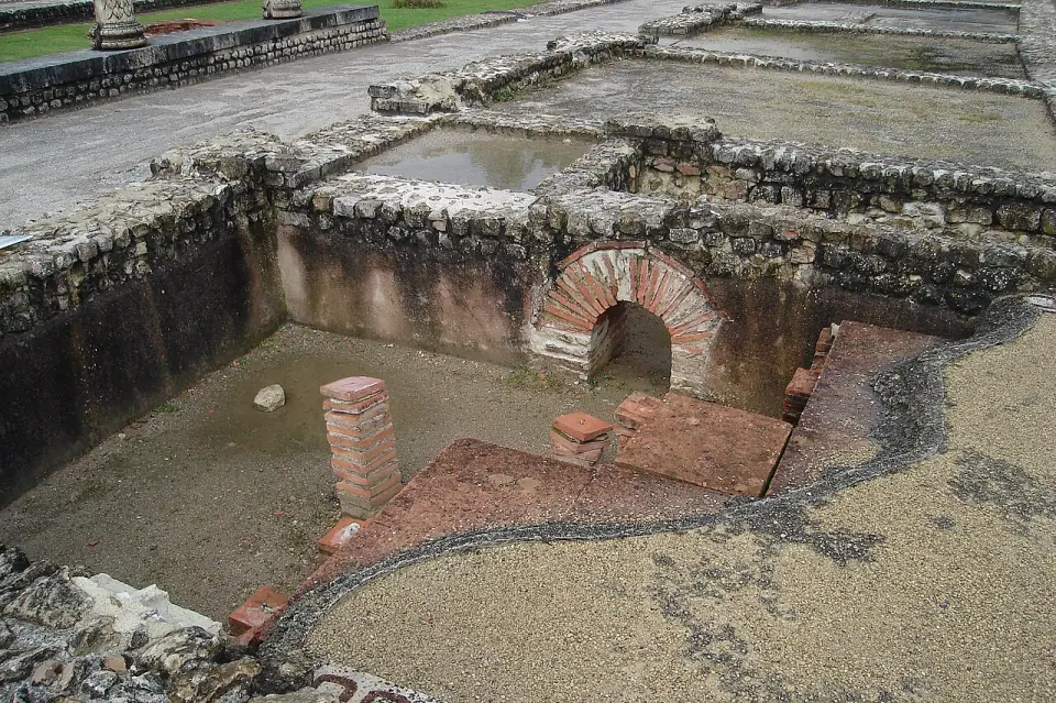 Murs de petit appareil et arche de brique d'un vestige gallo-romain à Vieux