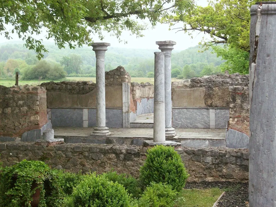 Colonnes et murs de marbre dans l'aile thermale de la villa de Montmaurin, avec les collines au fond