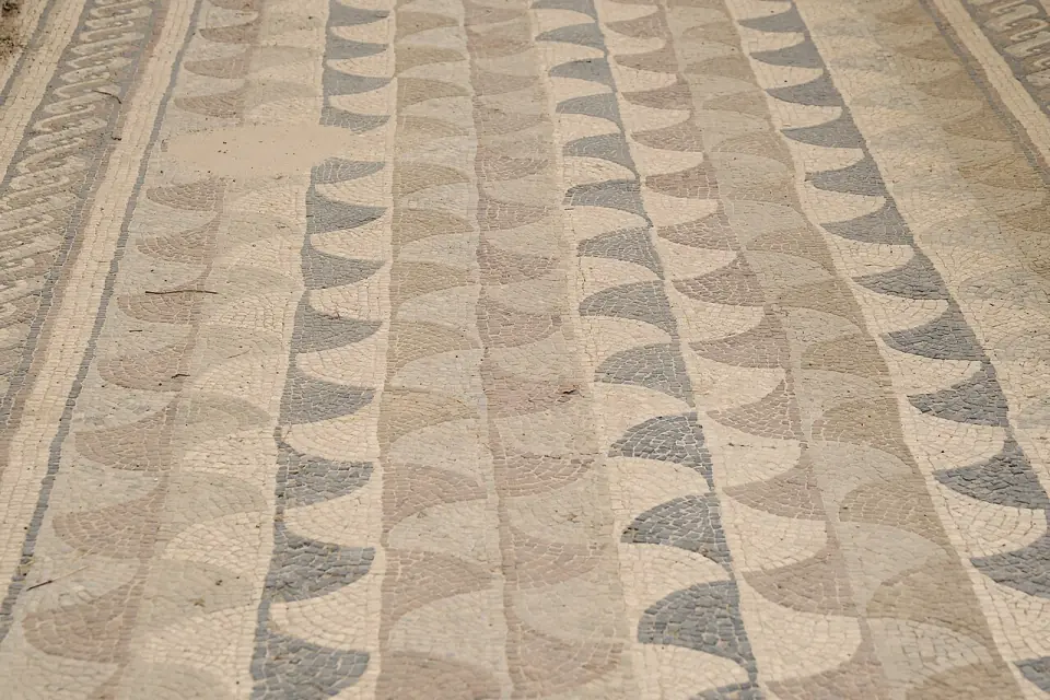 Mosaïque de Séviac à motifs de demi-cercles alternés, en tons gris, rosés et crème