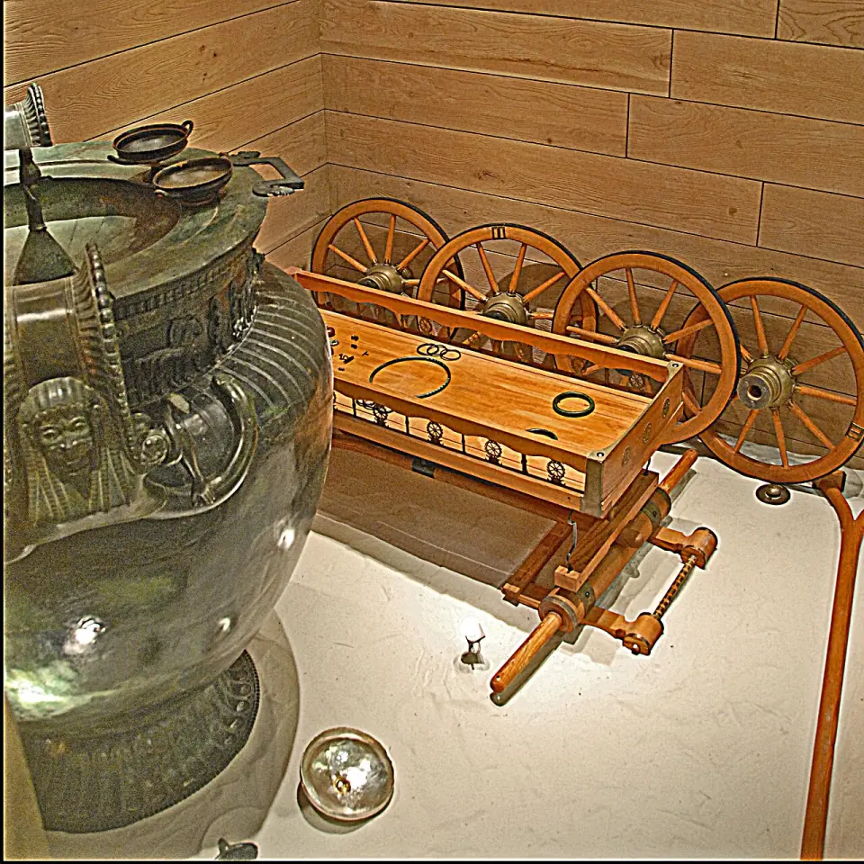 Le cratère de Vix et le char funéraire reconstitué, exposés dans le musée de Châtillon-sur-Seine