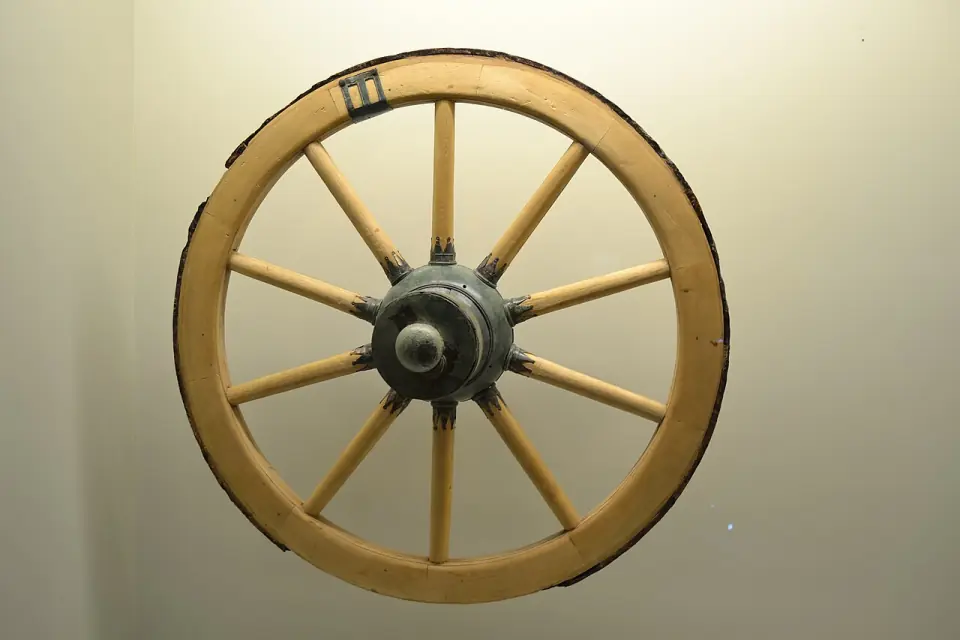 Roue à rayons du char de la tombe de Vix, présentée au musée