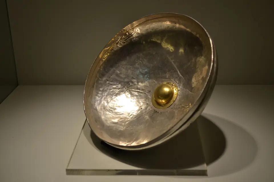 Phiale d'argent à ombilic doré provenant de la tombe de Vix